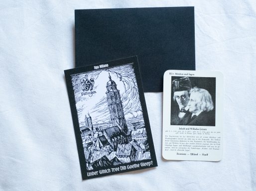 Cartolina con illustrazione di un campanile e una foto in bianco e nero di una persona.